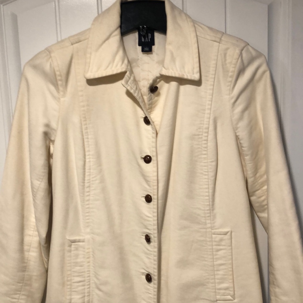 Gap trench coat in cream